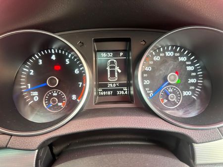 2013-Volkswagen-Golf-VI-20-TSI-R-Auto_12