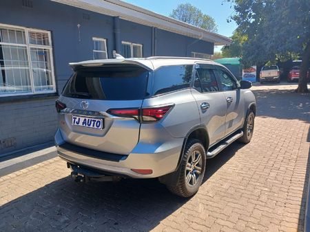 2017-Toyota-Fortuner-24-GD-6-Raised-Body-Auto_4
