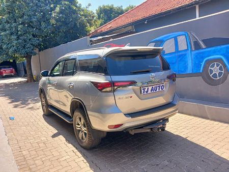 2017-Toyota-Fortuner-24-GD-6-Raised-Body-Auto_5