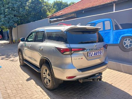 2017-Toyota-Fortuner-24-GD-6-Raised-Body-Auto_6