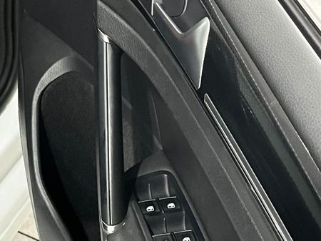 2017-Volkswagen-Golf-VII-14-TSI-Highline_11