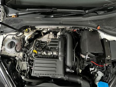 2017-Volkswagen-Golf-VII-14-TSI-Highline_14