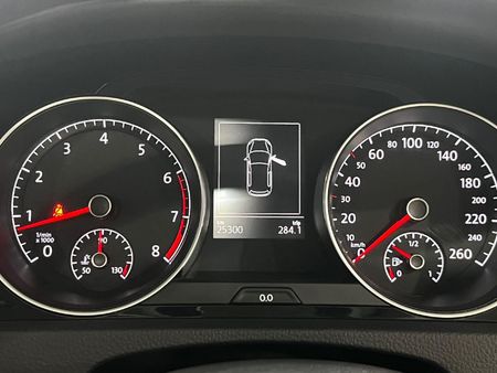 2017-Volkswagen-Golf-VII-14-TSI-Highline_8