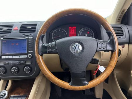 2007-Volkswagen-Jetta-20-FSI-Sportline_8