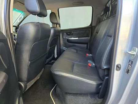 2015-Toyota-Hilux-30-D-4D-Legend-45-4x4-Auto-Double-Cab_11