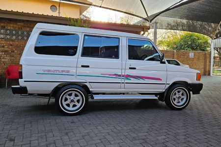 1999-Toyota-Venture-1800-64_9