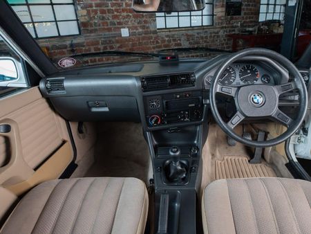 1992-BMW-3-Series-318i-Cabriolet-Executive_11