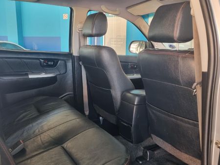 2015-Toyota-Hilux-30-D-4D-Legend-45-4x4-Auto-Double-Cab_6
