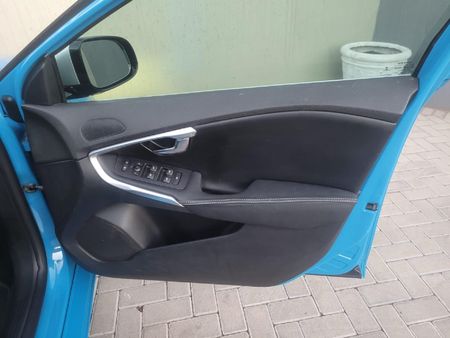 2015-Volvo-V40-T3-R-Design_11