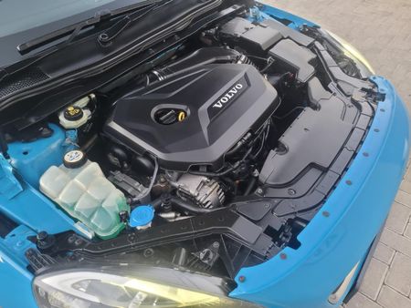 2015-Volvo-V40-T3-R-Design_14