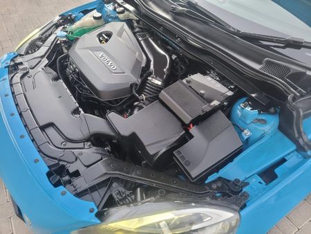 2015-Volvo-V40-T3-R-Design_15