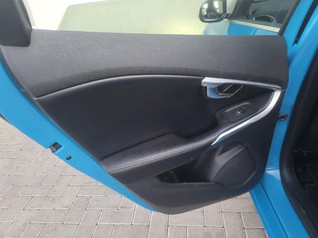 2015-Volvo-V40-T3-R-Design_18