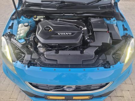 2015-Volvo-V40-T3-R-Design_20