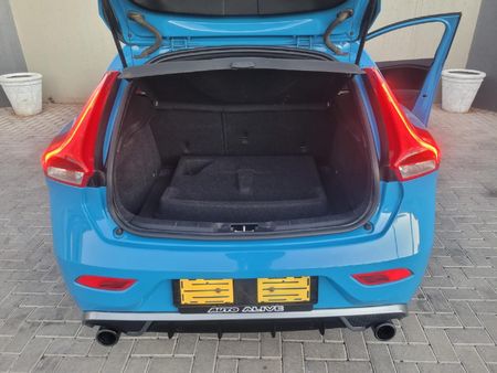 2015-Volvo-V40-T3-R-Design_22