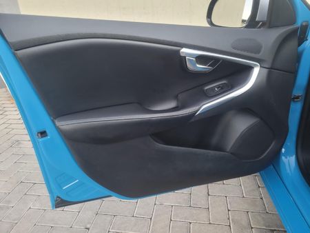 2015-Volvo-V40-T3-R-Design_24