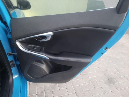 2015-Volvo-V40-T3-R-Design_26