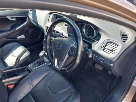 2013-Volvo-V40-T4-Elite_9