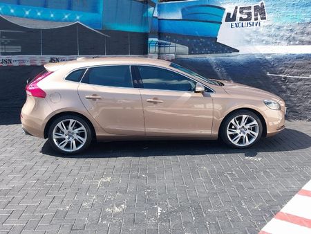 2013-Volvo-V40-T4-Elite_1