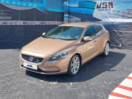 2013-Volvo-V40-T4-Elite_3