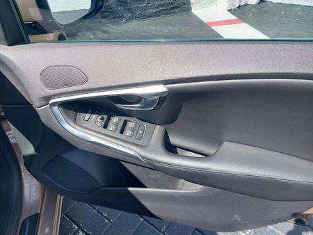 2013-Volvo-V40-T4-Elite_8