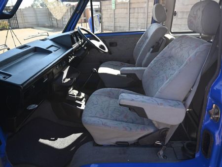 2001-Volkswagen-Caravelle-Exclusive-26i_6