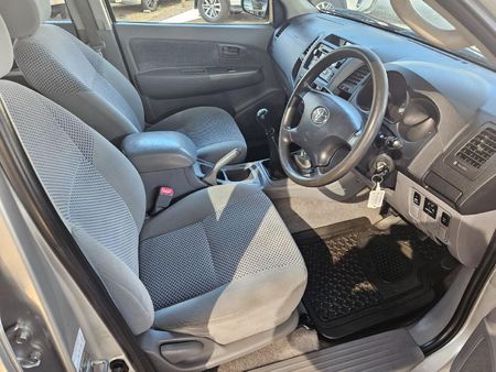 2006-Toyota-Hilux-27-VVTi-Raider-Double-Cab_11
