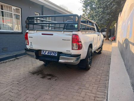 2016-Toyota-Hilux-24-GD-6-SRX-4x4-Single-Cab_5