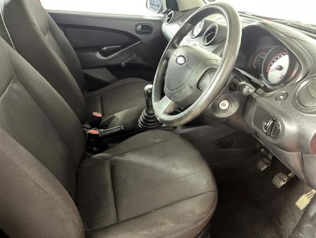 2012-Ford-Figo-14-Ambiente_9