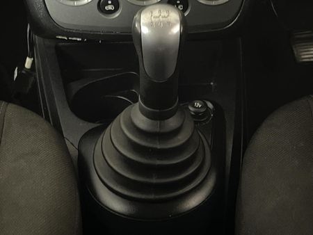 2012-Ford-Figo-14-Ambiente_10