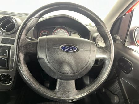 2012-Ford-Figo-14-Ambiente_12