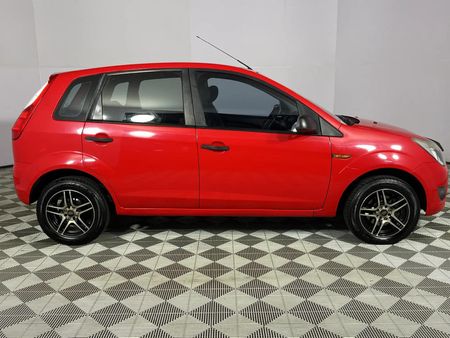 2012-Ford-Figo-14-Ambiente_15