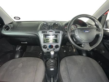 2012-Ford-Figo-14-Ambiente_1