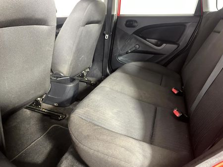 2012-Ford-Figo-14-Ambiente_3