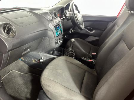 2012-Ford-Figo-14-Ambiente_8