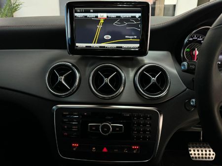 2014-Mercedes-AMG-CLA-45-AMG_10
