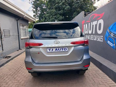 2021-Toyota-Fortuner-24-GD-6-Raised-Body-Auto_4