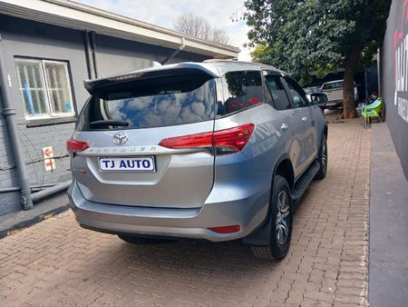 2021-Toyota-Fortuner-24-GD-6-Raised-Body-Auto_5