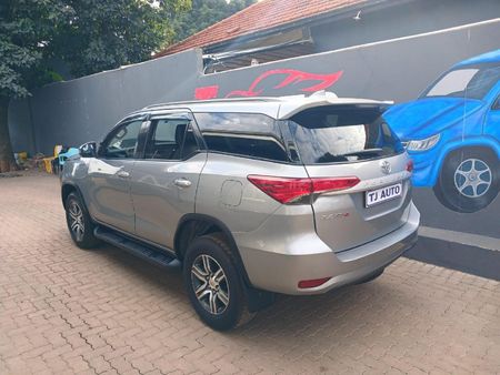 2021-Toyota-Fortuner-24-GD-6-Raised-Body-Auto_6