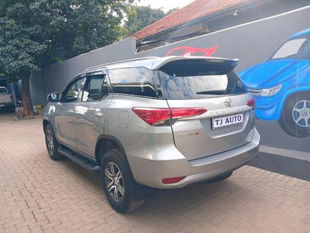 2021-Toyota-Fortuner-24-GD-6-Raised-Body-Auto_7