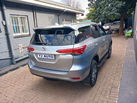 2021-Toyota-Fortuner-24-GD-6-Raised-Body-Auto_8