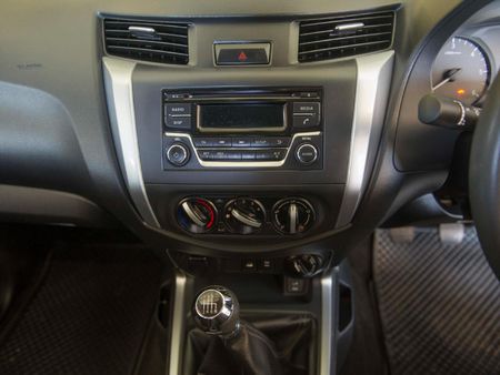 2021-Nissan-Navara-25-DDTi-SE-4X4-Single-Cab_9