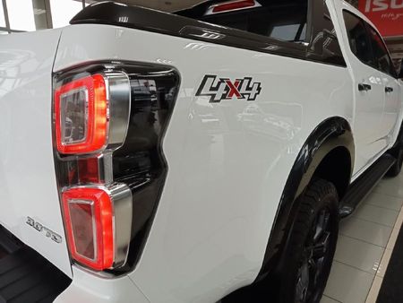 2024-Isuzu-D-Max-30-DDI-V-Cross-HR-4x4-Auto-Double-Cab_15
