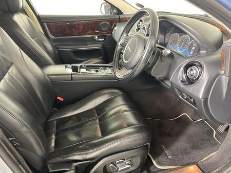 2013-Jaguar-XJ-30-SC-Premium-Luxury_9
