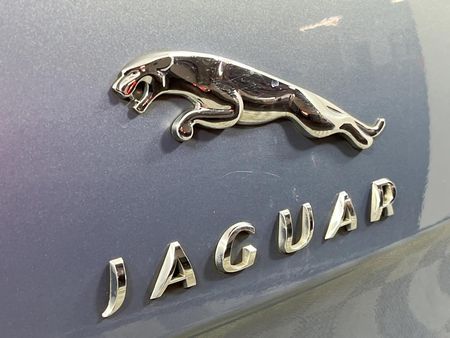 2013-Jaguar-XJ-30-SC-Premium-Luxury_10