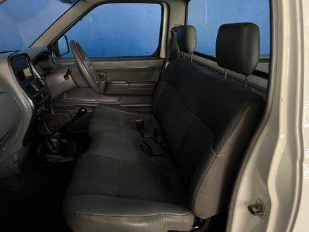 2011-Nissan-NP300-NISSAN-NP300-20-PETROL-SC_9