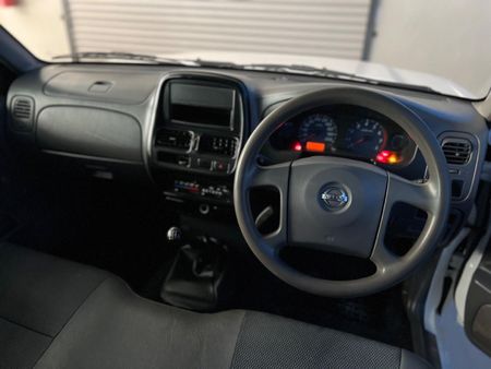 2011-Nissan-NP300-NISSAN-NP300-20-PETROL-SC_11