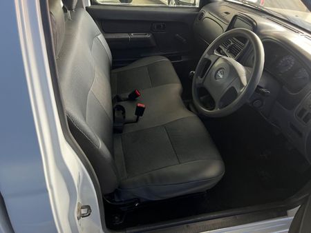 2011-Nissan-NP300-NISSAN-NP300-20-PETROL-SC_13