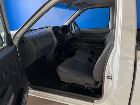 2011-Nissan-NP300-NISSAN-NP300-20-PETROL-SC_14