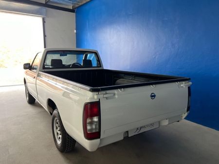 2011-Nissan-NP300-NISSAN-NP300-20-PETROL-SC_4