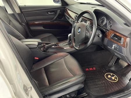 2012-BMW-3-Series-330i-Exclusive-Auto_9